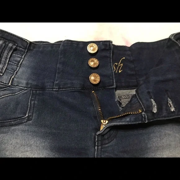 Blue Jean short shorts💙. High waisted. Size 7 - Picture 4 of 5